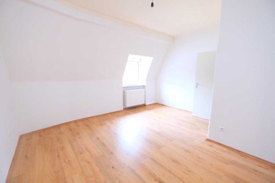 TOP-LAGE : 1,5 Zimmer Dachgeschoss-Wohnung am Phönixsee!