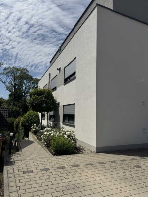 Stilvolle, vollständig renovierte 2,5-Zimmer-Wohnung mit Balkon und Einbauküche in Hirschberg