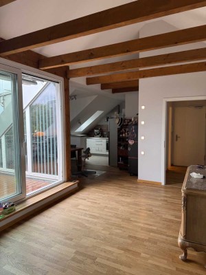 Exklusive 3-Zimmer-Dachgeschosswohnung mit lux. Innenausstattung mit Balkon und EBK