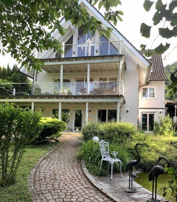 Elegante Villa mit großzügigem Garten, Swimmingpool und herrlichem Seeblick