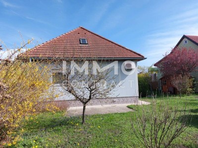 Großzügiger Bungalow auf schönem Eckgrundstück ausbaubar auf 5 Zimmer