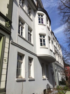 Sehr schöne Altbauwohnung mit viel Charme und Terrasse