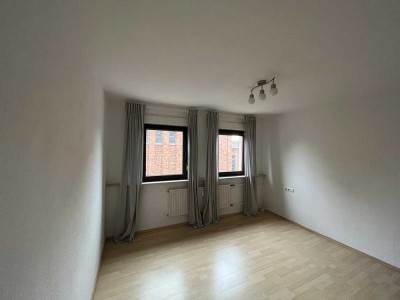 Freundliche 2-Raum-Wohnung mit EBK und Balkon in Bad König