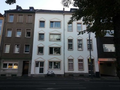 Zentrale und schöne 2-Zimmer-Wohnung mit Balkon und Einbauküche