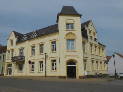 Zentral: Dachgeschosswohnung mit Einbauküche - Stellplatz vorhanden...