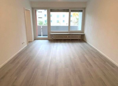 ERDGESCHOSS * XL Wohnzimmer * frisch renoviert NEUER LAMINAT + sonniger Balkon * ab SOFORT *