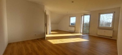 Frisch und komplett sanierte 2-Zi-Dachgeschoßwohnung mit franz. Balkon