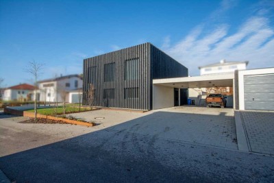 ***EXKLUSIV UND BESONDERS - 4-Zimmer EG-Wohnung mit Küche und Garten***