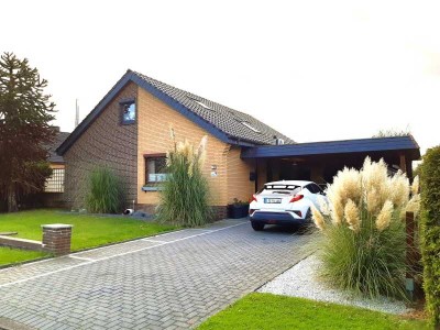 Großzügiges Einfamilienhaus im Bungalowstil mit Garage/Werkstatt und Carport