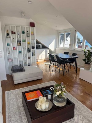 Erstbezug nach Sanierung mit Balkon: Exklusive 2,5-Zimmer-DG-Wohnung mit geh. Innenausstattung