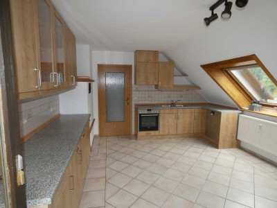 Wolnzach, OT Larsbach, gepflegte 3 Zi.-DG-Whg. mit Balkon