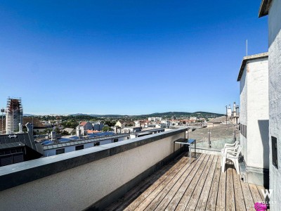 Traumdomizil in 1A-Lage: DG-Ausbau mit 3 hellen Zimmern | große Dachterrasse | neuwertig | Klimaanlage | zweistöckig