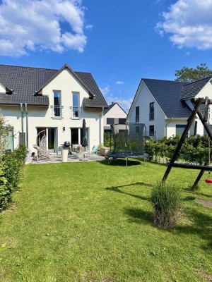 Neuwertige Doppelhaushälfte mit eigenem Garten in Seenähe