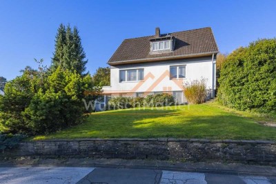 Urbanes Wohnerlebnis im Grünen: Großzügiges Einfamilienhaus mit eigenem Bürotrakt
