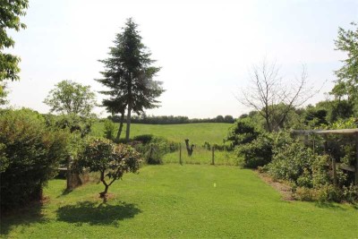 Zuhause mit Weitblick – Charmantes Zweifamilienhaus in traumhafter Feldrandlage, frei lieferbar!