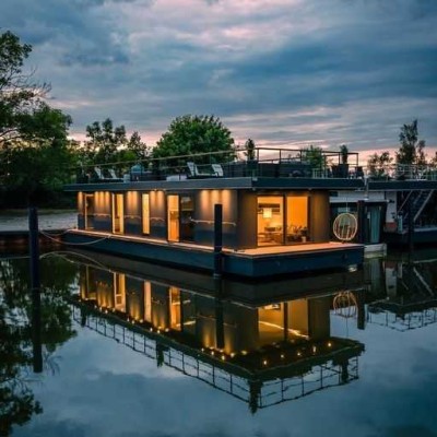 LUXUS Hausboot - 3 Etagen - 100m² Wohnen + 120 m² SONNENTERRASSE - Kamin, Kino, komplett individuell