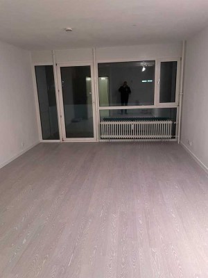 Neu ... 1Zi App. renoviert mit Balkon ohne EBK; 2Min. zur S-Bahn; 2Min EinkZentrum;