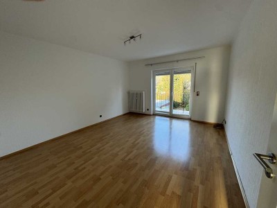 Helle 3-Zimmer Wohnung mit Garage, moderner Küche, Balkon in Eschborn-Niederhöchstadt