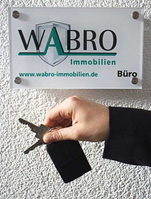 Helle 3 Zi.-Wohnung mit Südbalkon, kleinem Gartenanteil u. großen Garagen im Haus!