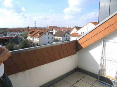 Helle freundliche Dach-Wohnung mit reizvollem Ausblick und sonniger Dachterrasse