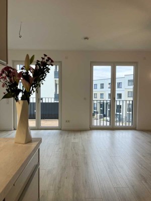 Erstbezug 2. OG Quartier HUGOS: Schöne 2-Zimmer Wohnung mit Balkon und Aufzug in Berlin-Mariendorf