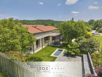 Perfekte Harmonie von Natur, Design und Komfort - Nachhaltige Luxus-Villa mit Hallengebäude