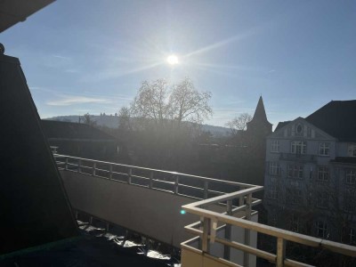 Erstbezug nach Sanierung mit Balkon: Exklusive 3-Zimmer DG-Wohnung in Würzburg