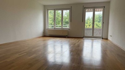Herzlich Willkommen Zuhause! Helle 2 Zimmer Wohnung mit Balkon & Blick ins Grüne in Dachau