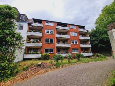 Mehrfamilienhaus mit Balkonen und Garagen in Heßler mit Potenzial
