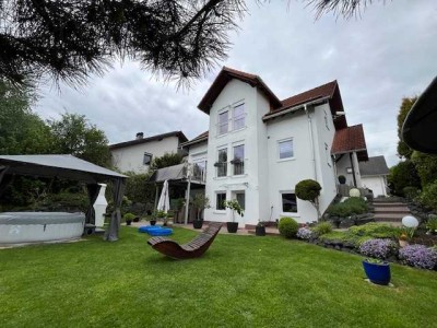 Schönes Einfamilienhaus mit Einliegerwohnung in Manderbach.
