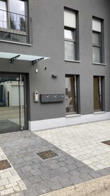 Großzügige, moderne 2,5 Zi.- Erdgeschosswohnung mit Garage, Garten und EBK