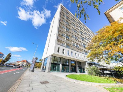 Modernes Wohnambiente mit lichtdurchfluteten Räumen, Loggia und offener Designküche