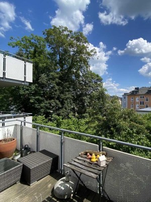 Wohlfühl-Oase: Helle und moderne 2-3 *ZKB* mit großem Balkon, Blick ins Grüne und zentraler Lage