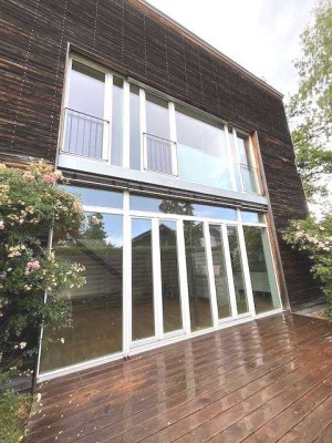 Lichtdurchflutetes Passivhaus aus Holz und Glas