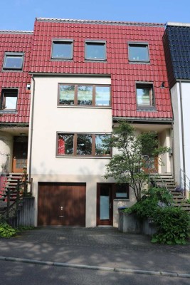 Lichtdurchflutetes Reihenmittelhaus mit Garten, Balkon, Terrasse & Garage in ruhiger Lage