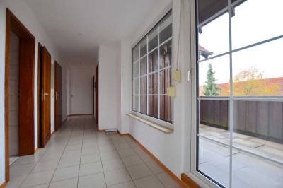 Sonnige 3,5-Zimmer-Wohnung mit Balkon, Bühne und Garagenstellplatz