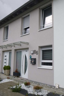 Neuwertiges Reihenhaus mit fünf Zimmern und Einbauküche in Amendingen,