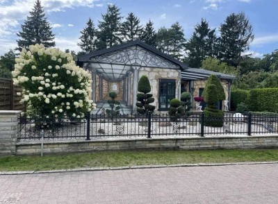 Winkelbungalow gehoben und modernisiert, mit Pool direkt an der Briese.