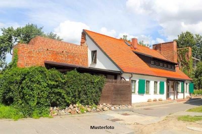Hofreite mit Wohnhaus und Nebengebäuden