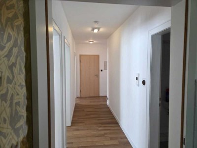 Schöne und vollst. renovierte 3-Raum-Wohnung mit geh. Innenausstattung mit Balkon und EBK