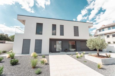 Moderne exklusive Villa mit Pool und separatem Pool-Haus (Room Tour nicht verpassen)