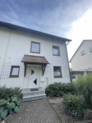 Preiswerte 6-Raum-DHH mit EBK in Donaustauf