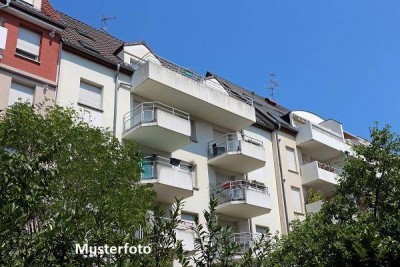 Wohn- und Geschäftshaus mit Balkon und Terrasse