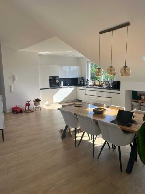Neuwertige 3-Zimmer-DG-Wohnung mit Einbauküche & Loggia in Groß-Gerau/Wallerstädten