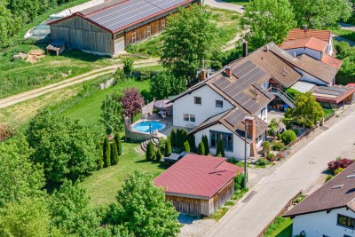 Zweifamilienhaus mit Baureserve, Pool & Renditechance