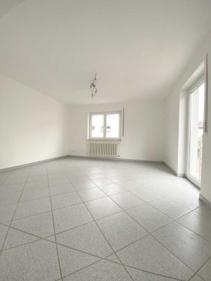 6764 - Gut geschnittene 2-Zimmerwohnung mit Einbauküche und Stellplatz!