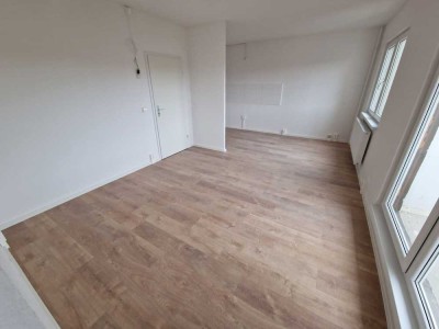 **Erstbezug nach Sanierung** Hochwertige Dreiraumwohnung mit Balkon + neues Wannenbad + EBK-Option!