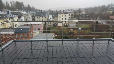 Freundliche und neuwertige 3-Raum-DG-Wohnung mit geh. Innenausstattung mit Balkon und EBK
