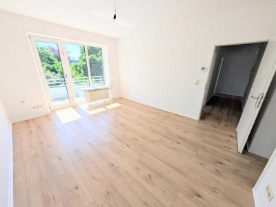 **Balkon gewünscht? Dann zugreifen! +neuer Laminat +weiße Wände +neues Tageslichtbad**