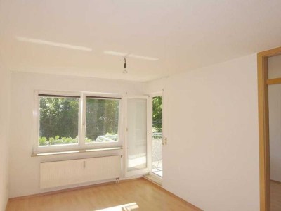 Schöne, helle 2 Zi-Whg mit Einbauküche, großem Balkon und Autostellplatz  in Reutlingen